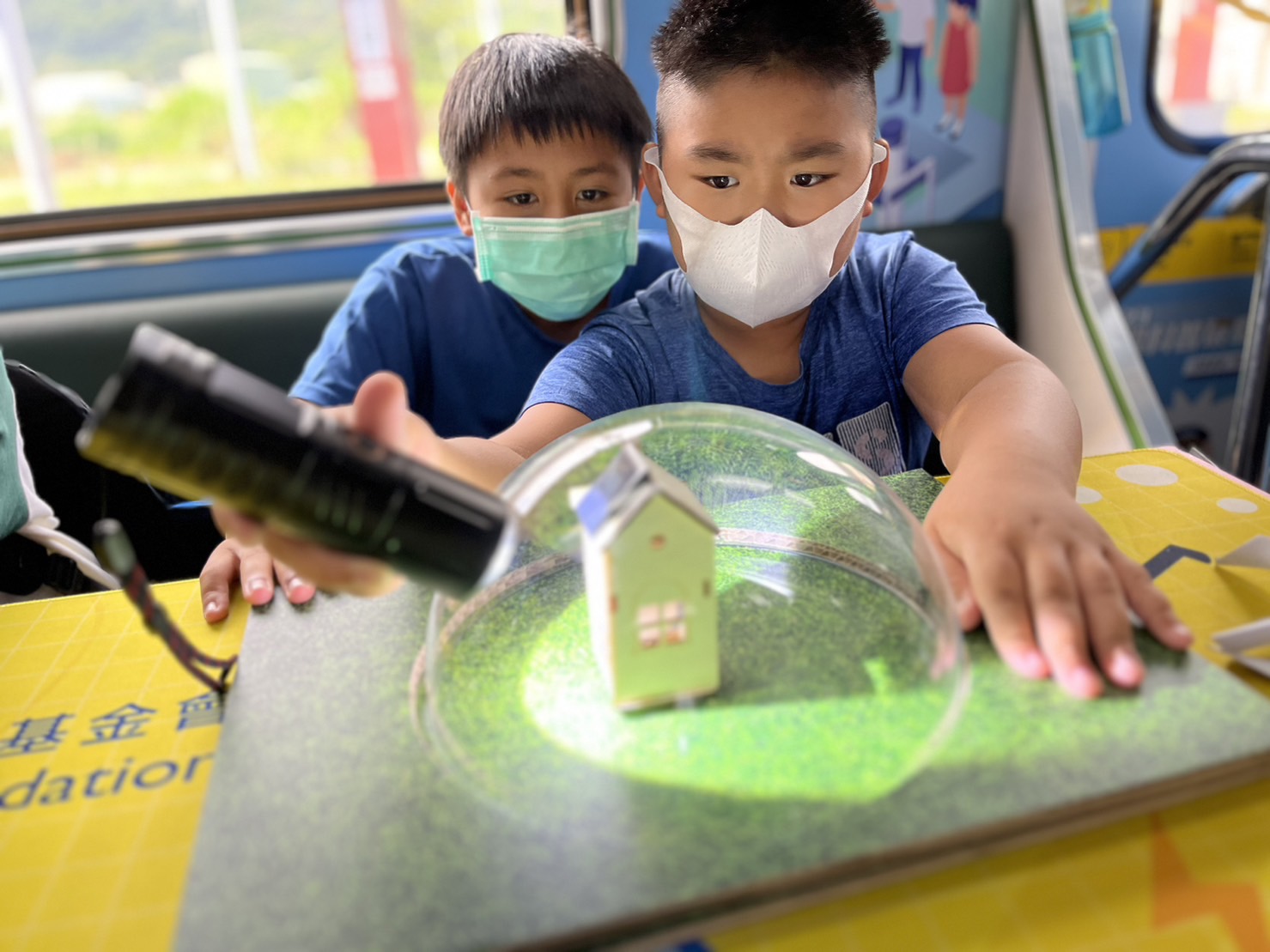 PA旗舰厅參與基礎科學主題車廂，以STEAM教學精神，設計「逐日科學家」、「太陽能工程師」以及「淨零建築師」三大能源科普課程和實驗