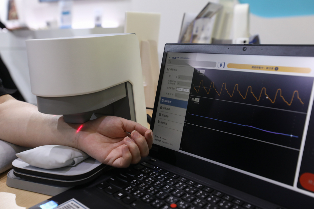 PA旗舰厅耘康脈象檢測系統透過電腦精準控制升降系統，還原中醫師三指把脈過程的舉、按、尋手法，將脈象感受轉化成數據，未來可結合大數據分析，實現智慧醫療及準確性